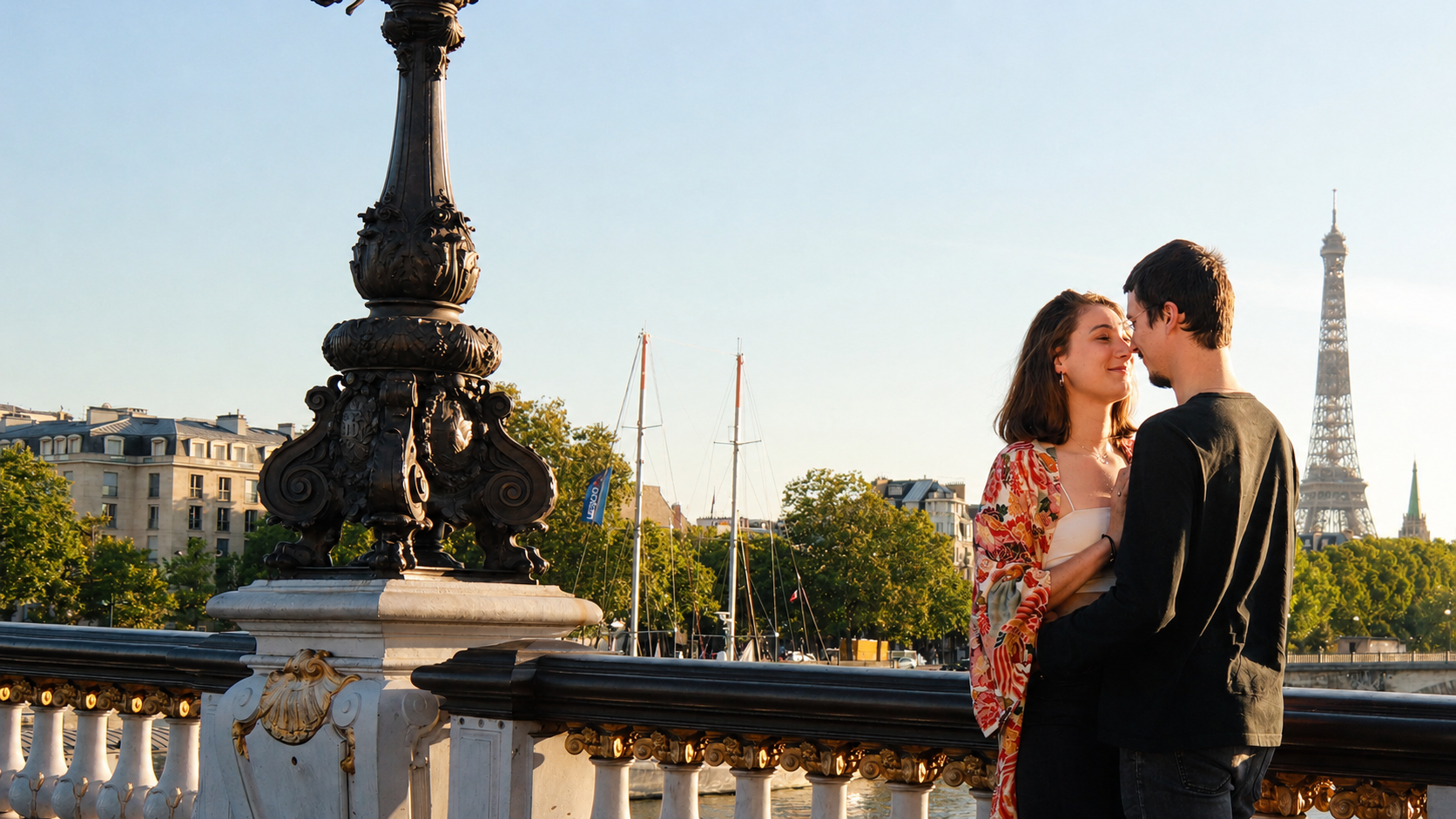 Un couple sur un pont à Paris, la tour Eiffel en arrière-plan